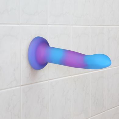 Светящийся в темноте фаллоимитатор ADDICTION Rave 8&Prime; Glow in the Dark Dildo Blue Purple, 20,3 см